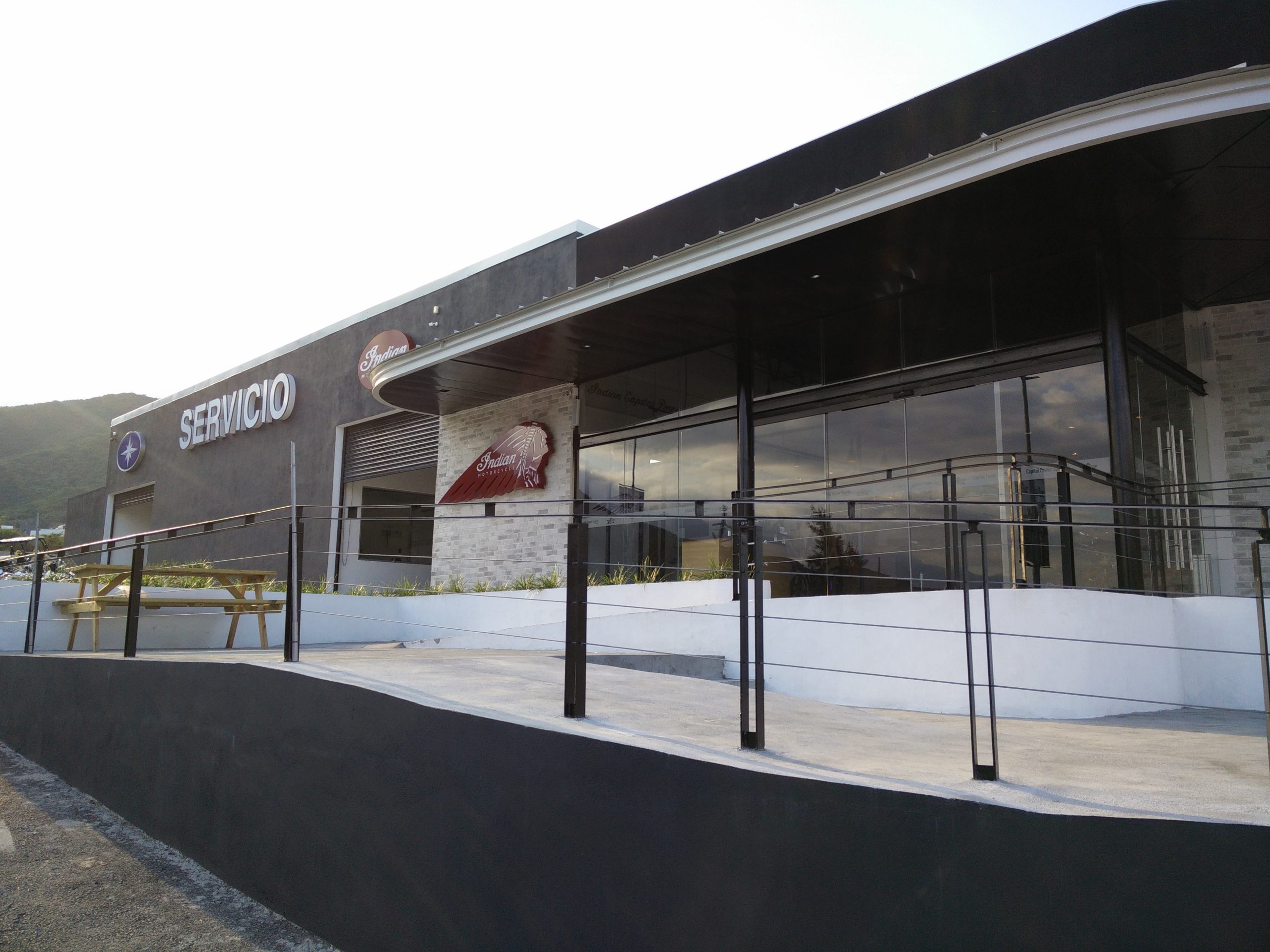 Fachada de Indian Motorcycle con cubierta curva y barandales metálicos